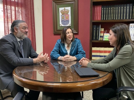 Loles López durante la visita a Cájar (PP)