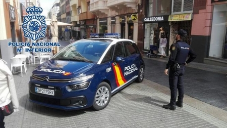 Coche de Policía Nacional en Granada (POLICÍA NACIONAL) Coche de Policía Nacional en Granada (POLICÍA NACIONAL)