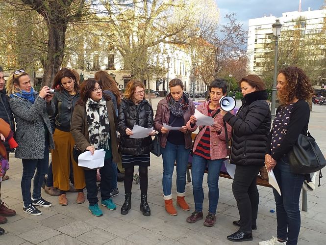 La Asociación Comunicadoras Granada lee un manifiesto en la Fuente de las Batallas (COMUNICADORAS GRANADA) 