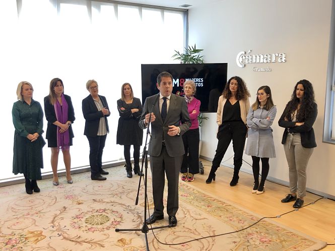 Gerardo Cuerva y las ocho protagonistas de la campaña durante la presentacion de la misma (CÁMARA GRANADA)