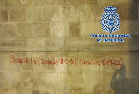 Pintadas realizadas en la Catedral (POLICIA NACIONAL) Pintadas realizadas en la Catedral (POLICIA NACIONAL)