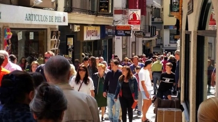 Imagen de vecinos y turistas paseando por las calles de Almuñécar (AYUNTAMIENTO DE ALMUÑÉCAR) Imagen de vecinos y turistas paseando por las calles de Almuñécar (AYUNTAMIENTO DE ALMUÑÉCAR)