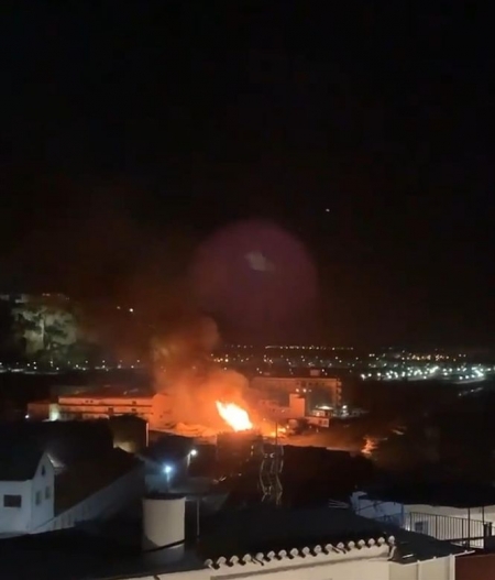 Imagen del incendio producido en la playa de La Guardia, en Salobreña (AYUNTAMIENTO DE SALOBREÑA) Imagen del incendio producido en la playa de La Guardia, en Salobreña (AYUNTAMIENTO DE SALOBREÑA)