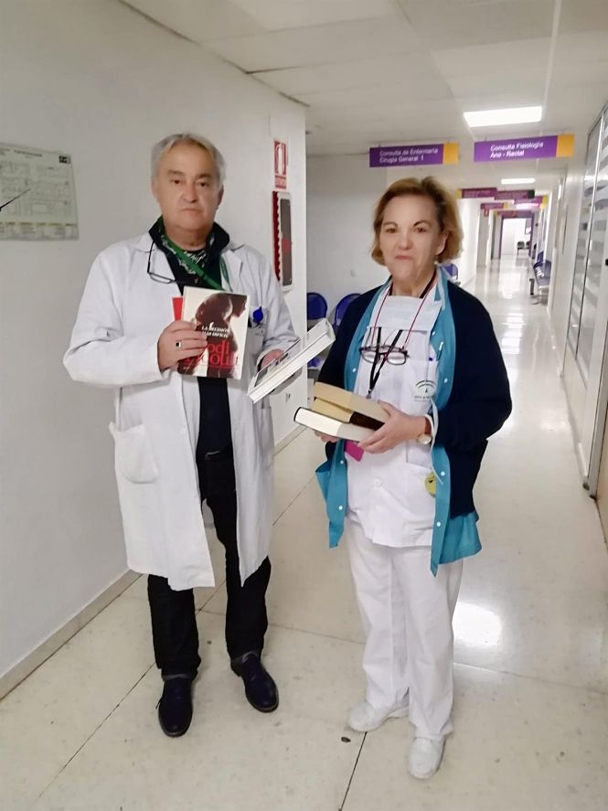 El responsable de la biblioteca del paciente entrega libros a Enfermería (JUNTA DE ANDALUCÍA) 