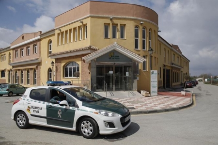 Coche de la guardia civil a las puertas de el centro de mayores Cáxar De La Vega (ÁLEX CÁMARA / EUROPA PRESS) Coche de la guardia civil a las puertas de el centro de mayores Cáxar De La Vega (ÁLEX CÁMARA / EUROPA PRESS)