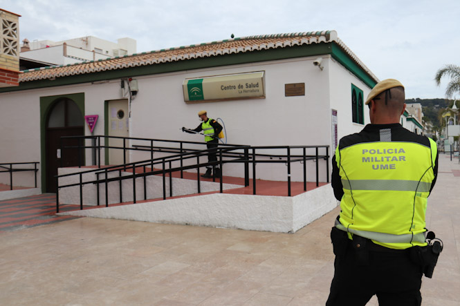 Un miembro de la UME desinfecta el Centro de Salud de La Herradura (AYTO. ALMUÑECAR) 