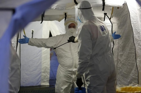 Trabajadores de proteccion civil se desinfectan contra el coronavirus en una carpa instalada en el hospital del PTS (ÁLEX CÁMARA / EUROPA PRESS) Trabajadores de proteccion civil se desinfectan contra el coronavirus en una carpa instalada en el hospital del PTS (ÁLEX CÁMARA / EUROPA PRESS)