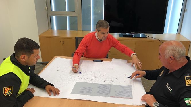 El concejal de Seguridad Ciudadana de Granada, César Díaz, coordinando el primer despliegue de la UME (AYUNTAMIENTO / ARCHIVO) 