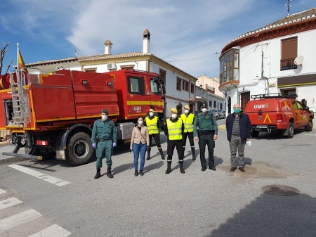 La alcaldesa de Diezma con miembros de la FCSE (AYTO. DIEZMA) 