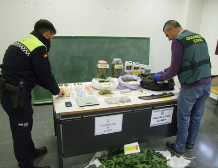 Guardia Civil y Policía Local con el material incautado (GUARDIA CIVIL) Guardia Civil y Policía Local con el material incautado (GUARDIA CIVIL)