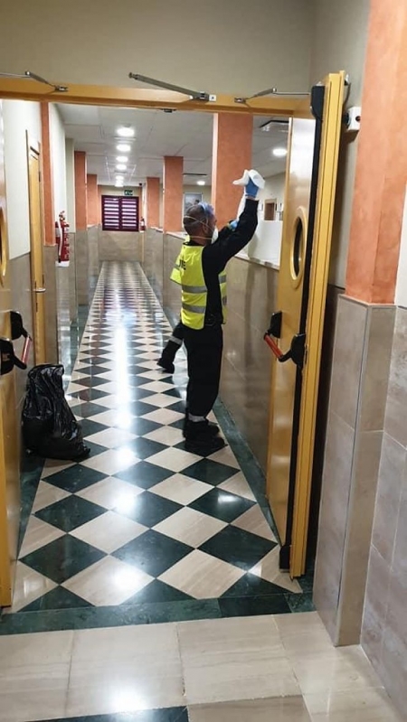 Un miembro de la UME en tareas de desinfección (AYTO. OTURA) Un miembro de la UME en tareas de desinfección (AYTO. OTURA)