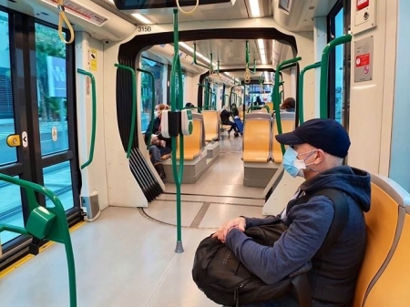 Un usuario del metro de Granada, con mascarilla en prevención contra el coronavirus (SUBDELEGACIÓN DEL GOBIERNO) Un usuario del metro de Granada, con mascarilla en prevención contra el coronavirus (SUBDELEGACIÓN DEL GOBIERNO)