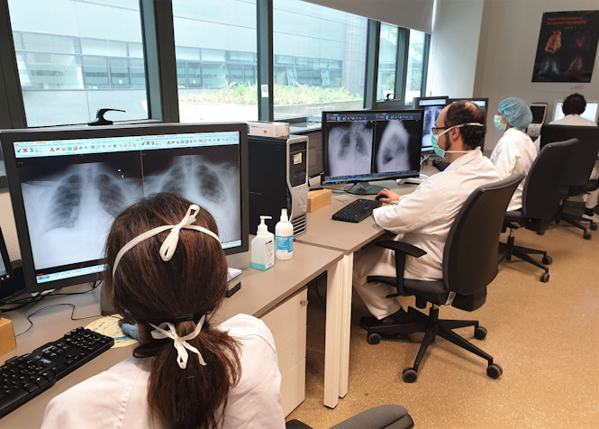Investigadores trabajan con placa de tórax (HUSC) 