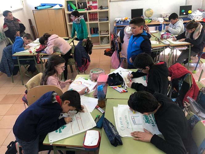 Escolares del colegio La Paz de Montefrío decoran sus mochilas (AYTO. MONTEFRÍO) 