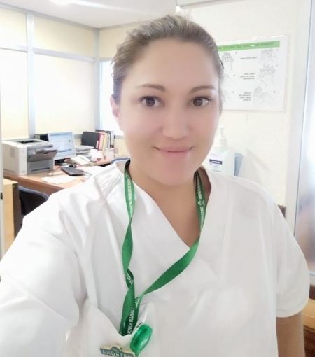La enfermera Beatriz Arrabal ofrece interpretación de lengua de signos para pacientes sordos con Covid-19 (HOSPITAL VIRGEN DE LAS NIEVES) 