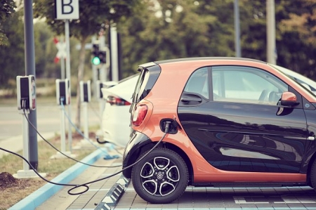 Carga de un coche eléctrico (UGR) 