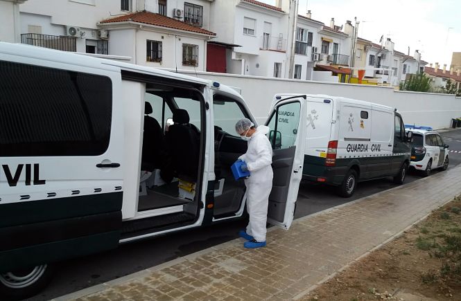 Un miembro del Centro desinfecta un vehículo (CEE PURÍSIMA CONCEPCIÓN) 