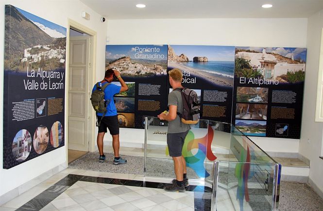 Turistas en Granada (DIPUTACIÓN DE GRANADA - ARCHIVO) 