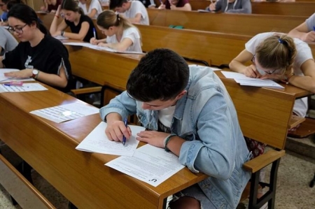 Estudiante realizando exámenes de Acceso a la Universidad, en imagen de archivo (UGR) 
