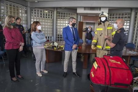 Presentación de nuevos EPI para los bomberos de Granada (JAVIER ALGARRA) 