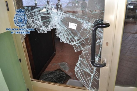 Cristal fracturado en el Bar de Baza (POLICÍA NACIONAL) Cristal fracturado en el Bar de Baza (POLICÍA NACIONAL)