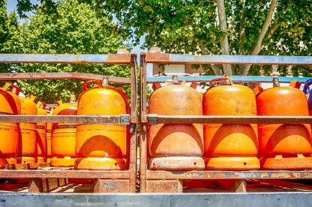 Detalles de bombonas de butano cargadas en un CAMIÓN (RICARDO RUBIO - EUROPA PRESS) 