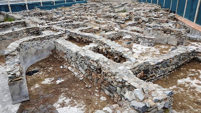 Limpieza de hierbas en restos arqueológicos en Almuñécar (AYUNTAMIENTO) 