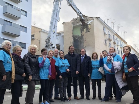 Imagen de la visita a las obras de demolición en Santa Adela (AYUNTAMIENTO - ARCHIVO) 
