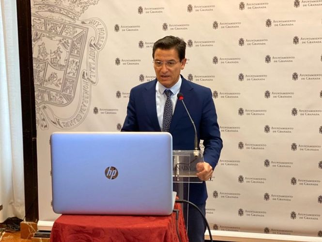 El alcalde de Granada, Luis Salvador, en una rueda de prensa telemática, en imagen de archivo (AYUNTAMIENTO) 