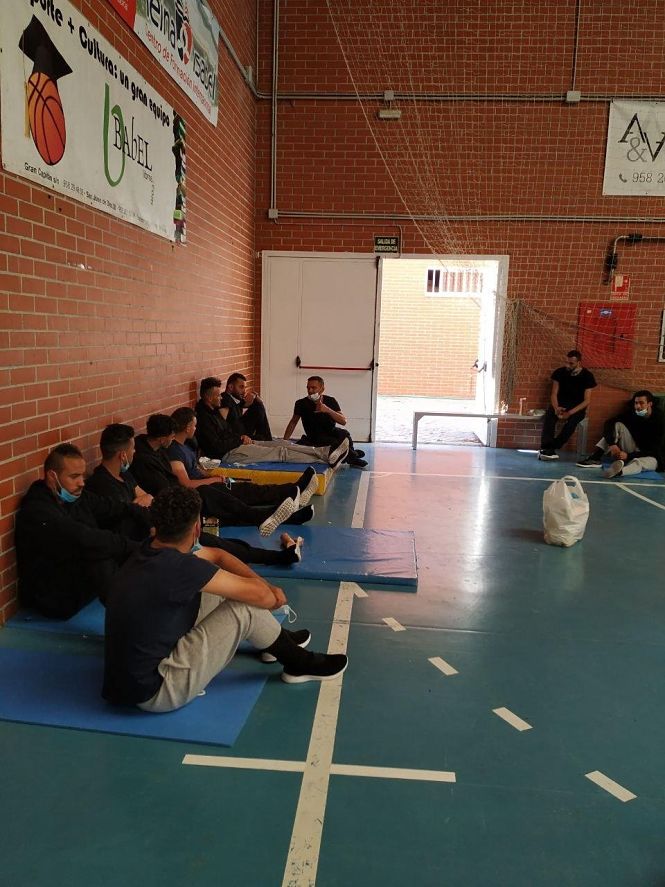 Inmigrantes en el pabellón donde han sido acogidos (ASOCIACIÓN PRO DERECHOS HUMANOS DE ANDALUCÍA)