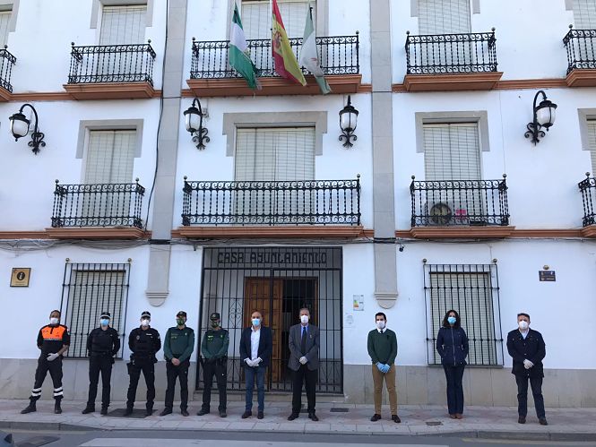 Minuto de silencio a las puertas del Ayuntamiento de Pinos Puente (AYTO. PINOS PUENTE)