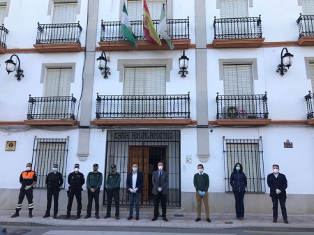 Minuto de silencio a las puertas del Ayuntamiento de Pinos Puente (AYTO. PINOS PUENTE)