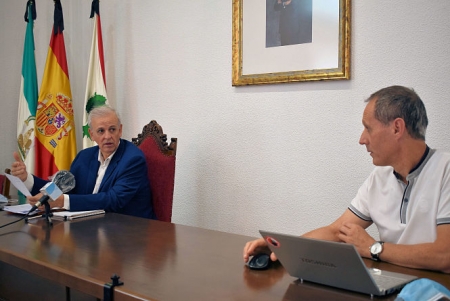 El Concejal de Consumo, Manuel Montalvo y el coordinador de la OMIC, José Antonio Rodríguez (AYTO. ALBOLOTE) 