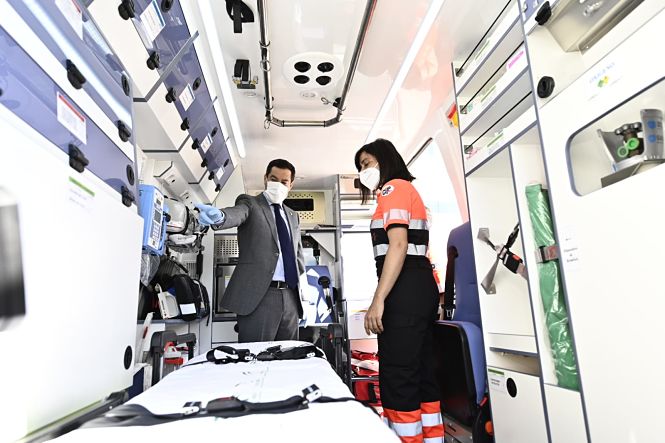 Juanma Moreno en el interior de una de las ambulancias nuevas (JUNTA) 