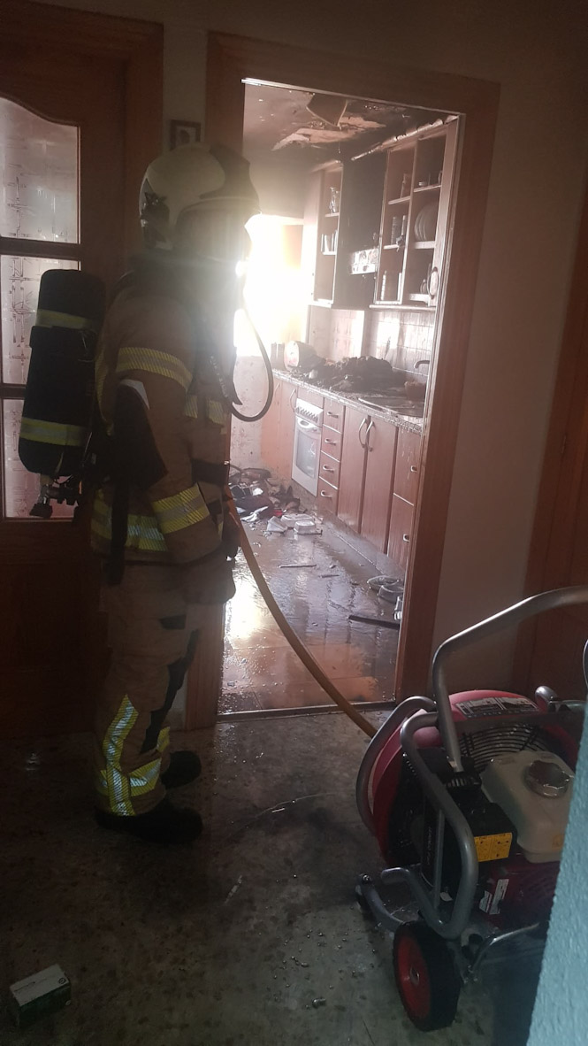 Un bombero en el interior de una vivienda (AYTO. ALMUÑECAR) 