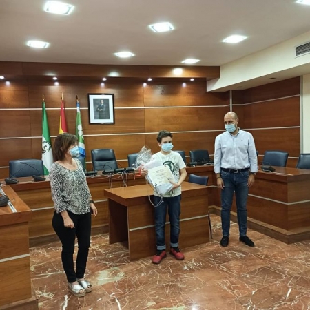 Imagen de la entrega de premio al ganador (AYTO. OTURA) Imagen de la entrega de premio al ganador (AYTO. OTURA)