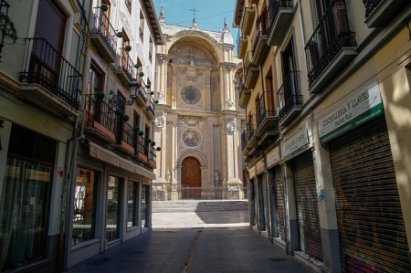 Una calle vacía que desemboca en la Catedral (ÁLEX CÁMARA / EUROPA PRESS) Una calle vacía que desemboca en la Catedral (ÁLEX CÁMARA / EUROPA PRESS)