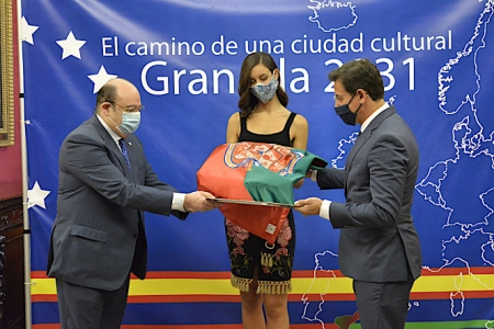 Luis Salvador y Sebastián Pérez entrega la bandera a Carmen Cerrillo (JAVIER ALGARRA / AYUNTAMIENTO) Luis Salvador y Sebastián Pérez entrega la bandera a Carmen Cerrillo (JAVIER ALGARRA / AYUNTAMIENTO)