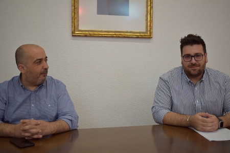 El concejal de Fiestas Juan José Martínez y el técnico de Cultura, José Antonio Medina en rueda de prensa (AYTO. ALBOLOTE) El concejal de Fiestas Juan José Martínez y el técnico de Cultura, José Antonio Medina en rueda de prensa (AYTO. ALBOLOTE)