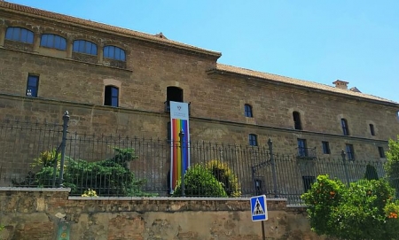 Bandera Arco Iris en la sede del Hospital Real (UGR)