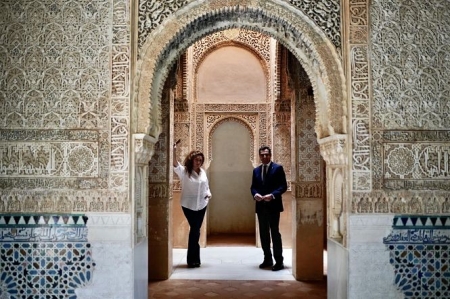 Estrella Morente junto al presidente de la Junta, Juanma Moreno, en la Alhambra (JUNTA DE ANDALUCÍA) Estrella Morente junto al presidente de la Junta, Juanma Moreno, en la Alhambra (JUNTA DE ANDALUCÍA)