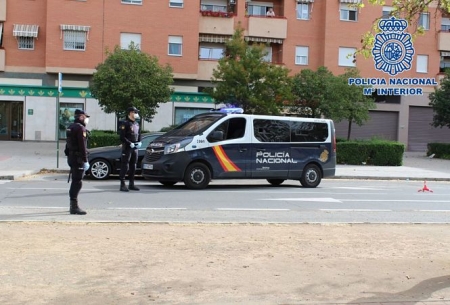 Policias durante un control de tráfico (POLICIA NACIONAL) Policias durante un control de tráfico (POLICIA NACIONAL)