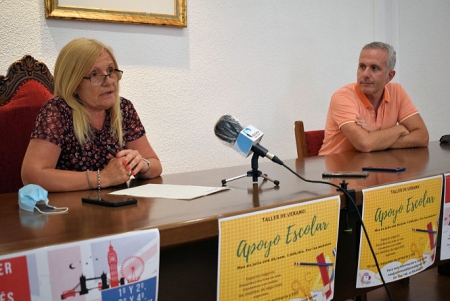 La concejala de Juventud, Mari Carmen Calderay y el técnico de Juventud, Jorge Remacho en rueda de prensa (AYTO. ALBOLOTE) La concejala de Juventud, Mari Carmen Calderay y el técnico de Juventud, Jorge Remacho en rueda de prensa (AYTO. ALBOLOTE)