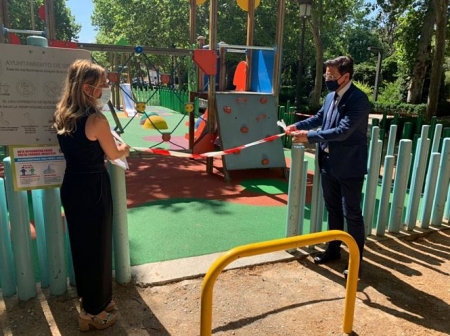 Luis Salvador reabre una zona infantil (AYUNTAMIENTO GRANADA) Luis Salvador reabre una zona infantil (AYUNTAMIENTO GRANADA)