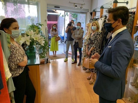 Luis Salvador durante la visita a un comercio (AYUNTAMIENTO DE GRANADA) Luis Salvador durante la visita a un comercio (AYUNTAMIENTO DE GRANADA)