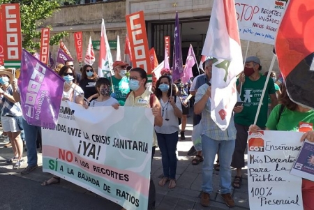 Concentración por una bajada de la ratio en las aulas (CCOO) Concentración por una bajada de la ratio en las aulas (CCOO)