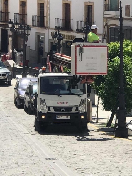 Un operario cambia una farola (AYTO. MONTEFRÍO) Un operario cambia una farola (AYTO. MONTEFRÍO)