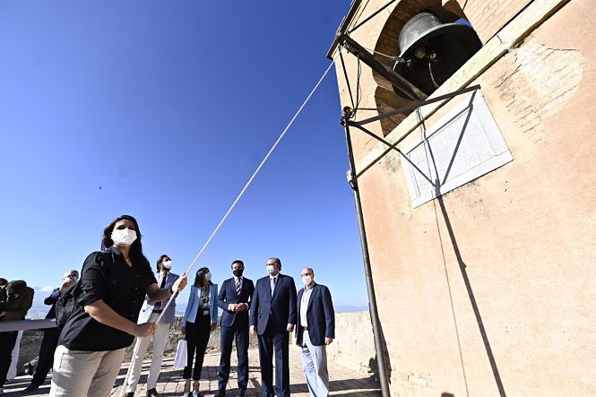 La primera visitante de la Alhambra toca la campana de la Torre de la Vela con motivo de su reapertura (JUNTA DE ANDALUCÍA)