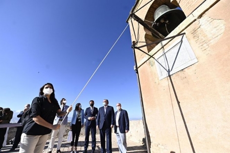 La primera visitante de la Alhambra toca la campana de la Torre de la Vela con motivo de su reapertura (JUNTA DE ANDALUCÍA) La primera visitante de la Alhambra toca la campana de la Torre de la Vela con motivo de su reapertura (JUNTA DE ANDALUCÍA)
