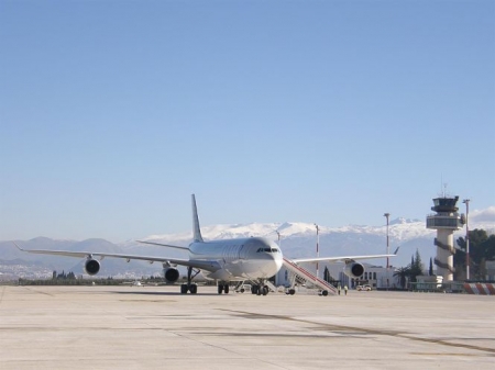 El aeropuerto de Granada acoge el aterrizaje de un Airbus 340 (AENA - ARCHIVO) El aeropuerto de Granada acoge el aterrizaje de un Airbus 340 (AENA - ARCHIVO)